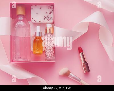 Prodotti di trucco scatola di consegna in linea di acquisto a casa - scatola  di regalo che contiene mascara, eyeliner, crema di ombretto per arrossire o  occultare Foto stock - Alamy