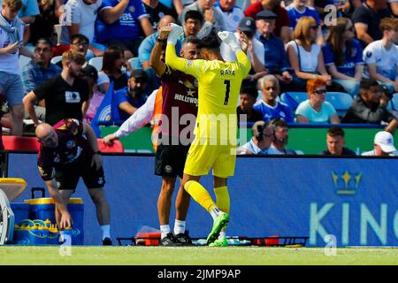 Leicester, Regno Unito. 7th agosto 2022; il King Power Stadium, Leicester, Leicestershire, Inghilterra; Premier League Football, Leicester City Versus Brentford; David Raya di Brentford celebra Josh Daisilva&#x2019;s obiettivo di equalizzazione dopo 86 minuti (2-2) credito: Action Plus Sports Images/Alamy Live News Foto Stock