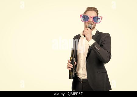 Mantieni la calma e il karaoke. Uomo professionista che canta al microfono. Il karaoke rende tutti cantante Foto Stock