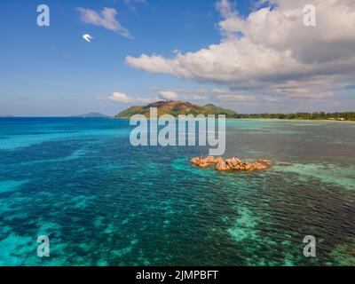 Praslin isola tropicale Seychelles, vista drone sopra l'isola di st piere Seychelles Chauve Souris Relais Anse Volbert Beach Foto Stock