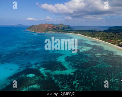 Praslin isola tropicale Seychelles, vista drone sopra l'isola di st piere Seychelles Chauve Souris Relais Anse Volbert Beach Foto Stock