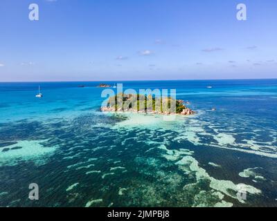 Praslin isola tropicale Seychelles, vista drone sopra l'isola di st piere Seychelles Chauve Souris Relais Anse Volbert Beach Foto Stock