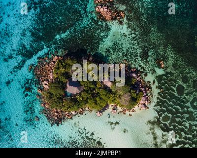 Praslin isola tropicale Seychelles, vista drone sopra l'isola di st piere Seychelles Chauve Souris Relais Anse Volbert Beach Foto Stock