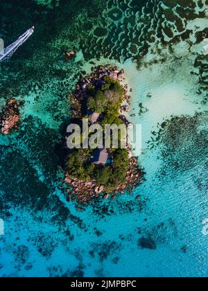 Praslin isola tropicale Seychelles, vista drone sopra l'isola di st piere Seychelles Chauve Souris Relais Anse Volbert Beach Foto Stock