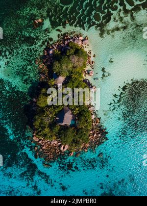 Praslin isola tropicale Seychelles, vista drone sopra l'isola di st piere Seychelles Chauve Souris Relais Anse Volbert Beach Foto Stock