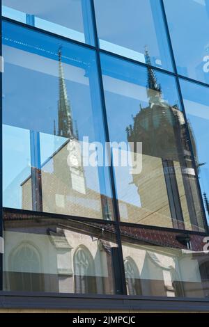 Riflesso della chiesa castello Schlosskirche a Wittenberg in Germania nel vetro di una finestra Foto Stock