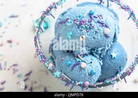 Gelato blu con gli spruzzi dello zucchero primo piano. Foto Stock