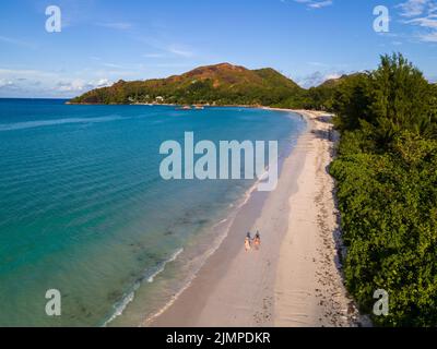 Drone vista aerea della spiaggia di Praslin Seychelles Anse Volbert, coppia uomini e donne a piedi in spiaggia Foto Stock