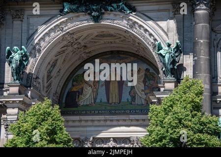 Berlino, Germania 28 giugno 2022, dipinti murali al Berliner Dom Foto Stock