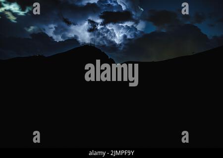 Fulmine enorme durante la tempesta notturna nelle Dolomiti. Italia, Dolomiti. Foto Stock