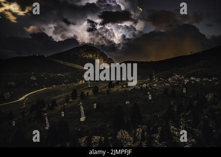 Fulmine enorme durante la tempesta notturna nelle Dolomiti. Italia, Dolomiti. Foto Stock