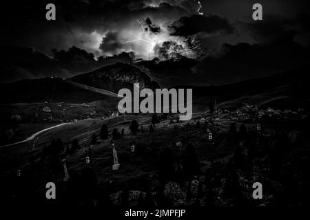 Fulmine enorme durante la tempesta notturna nelle Dolomiti. Italia, Dolomiti. Foto Stock