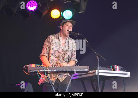 Chew Valley, Somerset, Regno Unito. 6th agosto 2022, Chew Valley, Somerset. Il cantante Max Rad suona sul lago Stage al Valley Fest 2022. Valley Fest è il festival musicale più gustoso del sud-ovest. Il fine settimana è apprezzato anche per la sua atmosfera familiare, perfetta per i festeggiatori per la prima volta e per gruppi di tutte le età. Credit: Casper Farrell Photography/Alamy Live News Foto Stock