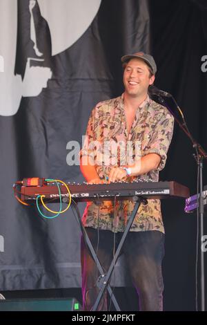 Chew Valley, Somerset, Regno Unito. 6th agosto 2022, Chew Valley, Somerset. Il cantante Max Rad suona sul lago Stage al Valley Fest 2022. Valley Fest è il festival musicale più gustoso del sud-ovest. Il fine settimana è apprezzato anche per la sua atmosfera familiare, perfetta per i festeggiatori per la prima volta e per gruppi di tutte le età. Credit: Casper Farrell Photography/Alamy Live News Foto Stock