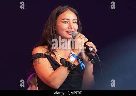 Chew Valley, Somerset, Regno Unito. 6th agosto 2022, Chew Valley, Somerset. Leah Weller, figlia di Paul Weller, si esibisce sul Lake Stage a Valley Fest 2022. Valley Fest è il festival musicale più gustoso del sud-ovest. Il fine settimana è apprezzato anche per la sua atmosfera familiare, perfetta per i festeggiatori per la prima volta e per gruppi di tutte le età. Credit: Casper Farrell Photography/Alamy Live News Foto Stock