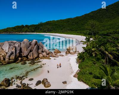 Anse Source d'Argent spiaggia, la Digue Island, Seyshelles, drone vista aerea di la Digue Seychelles bird eye vista, coppia matura m Foto Stock