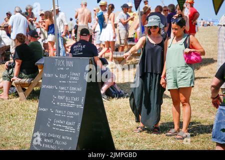 Chew Valley, Somerset, Regno Unito. 6th agosto 2022, Chew Valley, Somerset. Valley Fest è il festival musicale più gustoso del sud-ovest. Il fine settimana è apprezzato anche per la sua atmosfera familiare, perfetta per i festeggiatori per la prima volta e per gruppi di tutte le età. In mostra la scena musicale dal vivo di Bristol e i raffinati produttori di cibo locale, l'evento si svolge ogni estate per quattro giorni. Credit: Casper Farrell Photography/Alamy Live News Foto Stock