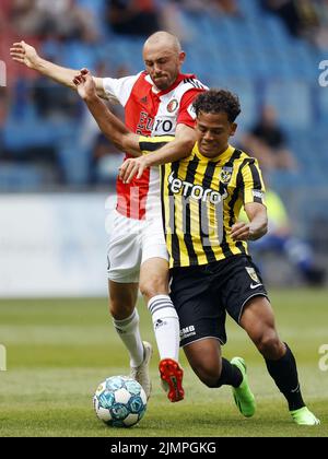 ARNHEM - (lr) Fredrik Aursnes di Feyenoord, milione di Manhoef di Vitesse durante la partita olandese Eredivie tra Vitesse e Feyenoord al Gelredome il 7 agosto 2022 ad Arnhem, Paesi Bassi. ANP PIETER STAM DE YOUNG Foto Stock