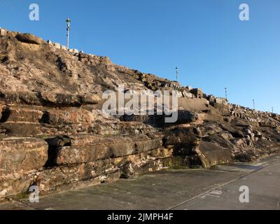 L'area delle scogliere di blackpool con rocce scolpite artificialmente e passerelle lungo il lungomare alla luce del sole del pomeriggio Foto Stock