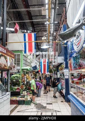 Il mercato centrale di San José, Costa Rica, è ottimo per l'acquisto di quasi tutto, dal cibo ai souvenir. Foto Stock