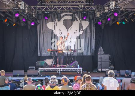 Chew Valley, Somerset, Regno Unito. 6th agosto 2022, Chew Valley, Somerset. Il cantante Max Rad suona sul lago Stage al Valley Fest 2022. Valley Fest è il festival musicale più gustoso del sud-ovest. Il fine settimana è apprezzato anche per la sua atmosfera familiare, perfetta per i festeggiatori per la prima volta e per gruppi di tutte le età. Credit: Casper Farrell Photography/Alamy Live News Foto Stock