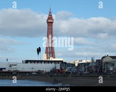 Blackpool, Lancashire, Regno Unito - 5 marzo 2022: Vista di blackpool con il molo nord entrata lungomare edifici e torre Foto Stock