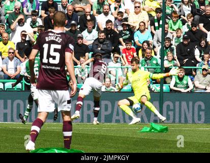 Easter Road Stadium Edinburgh.Scotland.UK.7th ago 22 Hibs v Hearts Cinch Premiership Match Hearts Lawrence Shankland parts Opening gol Past Hibs Keeper David Marshall Credit: eric mccowat/Alamy Live News Foto Stock