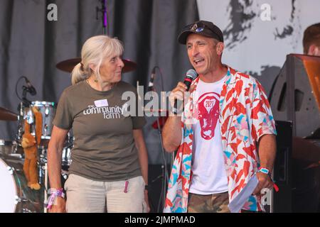 Chew Valley, Somerset, Regno Unito. 6th agosto 2022, Chew Valley, Somerset. Il fondatore del Festival Luke Hasell e il co-fondatore della Community Farm Dr Angela Raffle parlano appassionato dello stato dell'agricoltura del Regno Unito ai frequentatori del festival Valley Fest 2022. Valley Fest è il festival musicale più gustoso del sud-ovest. Il fine settimana è apprezzato anche per la sua atmosfera familiare, perfetta per i festeggiatori per la prima volta e per gruppi di tutte le età. Credit: Casper Farrell Photography/Alamy Live News Foto Stock