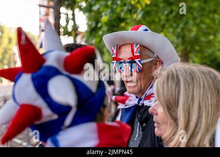 Gli inglesi arrivano presto per stare lungo il Mall per Un buon punto panoramico per vedere la Queen's Birthday Parade, Londra, Regno Unito Foto Stock Gli inglesi arrivano presto per stare lungo il Mall per Un buon punto panoramico per vedere la Queen's Birthday Parade, Londra, Regno Unito Foto Stock