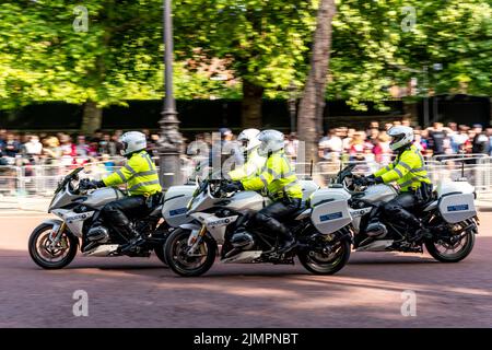 Motociclisti della polizia al Mall durante le celebrazioni del Queen's Platinum Jubilee, The Mall, Londra, Regno Unito. Foto Stock