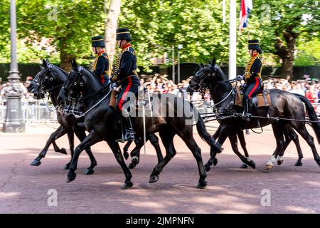 Un gruppo di soldati montati partecipa alla Parata di compleanno della Regina durante le celebrazioni del Giubileo del platino della Regina, il Mall, Londra, Regno Unito. Foto Stock