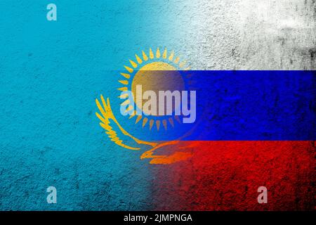 Bandiera nazionale della Federazione russa con bandiera nazionale della Repubblica del Kazakistan. Grunge sfondo Foto Stock