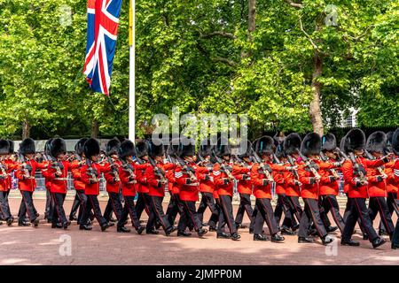 Le Guardie irlandesi prendono parte alla Parata di compleanno della Regina marciando lungo il Mall for the Trooping of the Color Ceremony, Londra, Regno Unito. Foto Stock