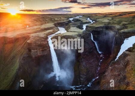 Vista panoramica della maestosa cascata di Haifoss nel centro delle Highlands in estate nel sud dell'Islanda Foto Stock