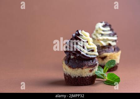 Cupcake di marmo con crema alla vaniglia al cioccolato. Foto Stock