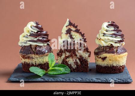 Cioccolato di marmo e cupcake alla vaniglia. Foto Stock