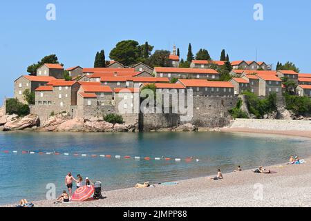 Sveti Stefan, Montenegro - 6 giugno 2022: Sveti Stefan, pittoresca isola del Mare Adriatico. Montenegro, Europa Foto Stock