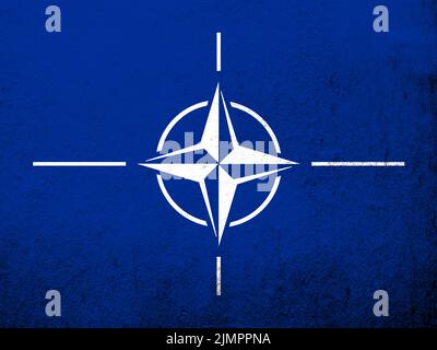 Bandiera della NATO dell'Alleanza del Nord Atlantico. Grunge sfondo Foto Stock