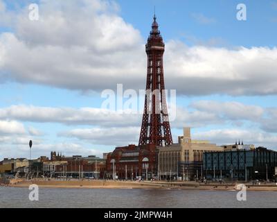 Vista di blackpool con gli edifici sul lungomare e la torre all'ingresso del molo nord Foto Stock