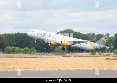 Muenster, Germania, 9 luglio 2022 l'aereo Condor Airbus A321-211 sta decolorando dalla pista 25 Foto Stock