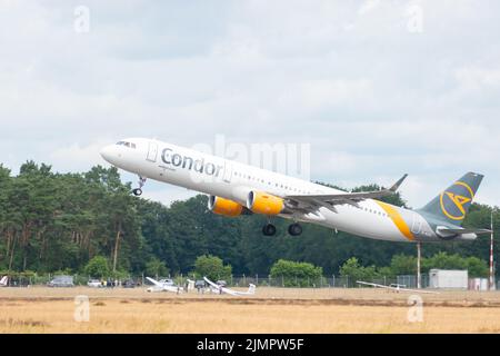 Muenster, Germania, 9 luglio 2022 l'aereo Condor Airbus A321-211 sta decolorando dalla pista 25 Foto Stock