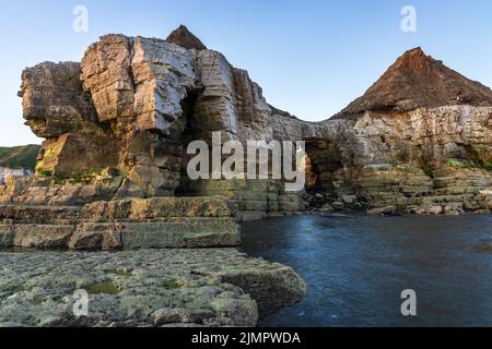 Thornwick Nab è un impressionante catasta e arco di mare a Thornwick Bay sulla costa dello Yorkshire orientale, Inghilterra, Regno Unito Foto Stock