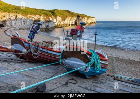 Barche da pesca a North Landing Beach a Flamborough Head sulla costa dello Yorkshire orientale, Inghilterra, Regno Unito Foto Stock