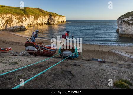 Barche da pesca a North Landing Beach a Flamborough Head sulla costa dello Yorkshire orientale, Inghilterra, Regno Unito Foto Stock