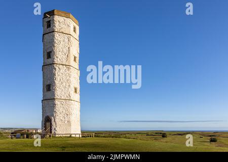 Vecchio faro di Flamborough, costruito nel 1674, il più antico dei due fari storici adagiato sulle alte scogliere di gesso di Flamborough Head, East Yorkshire Foto Stock