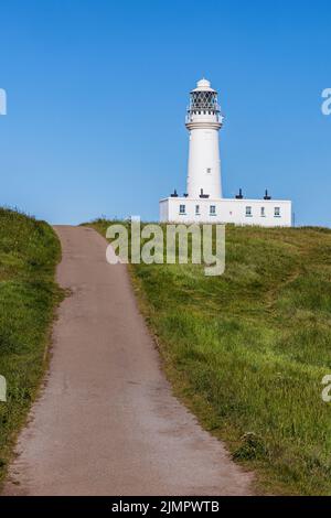 L'attuale faro di Flamborough Head sulla costa dello Yorkshire orientale fu costruito nel 1806 e sostituì il vecchio faro costruito nel 1674. Foto Stock