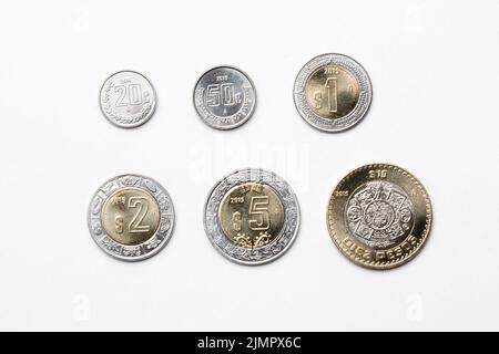 Monete messicane su sfondo bianco - peso Foto Stock