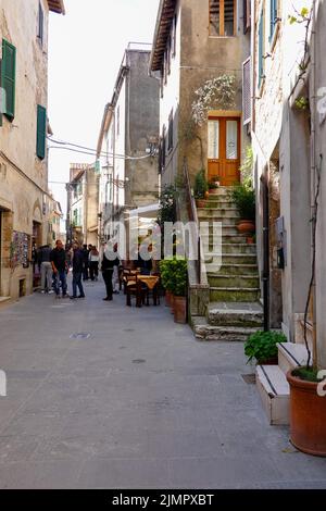 Persone in una stretta strada Pitigliano in provincia di Grosetto. Foto Stock