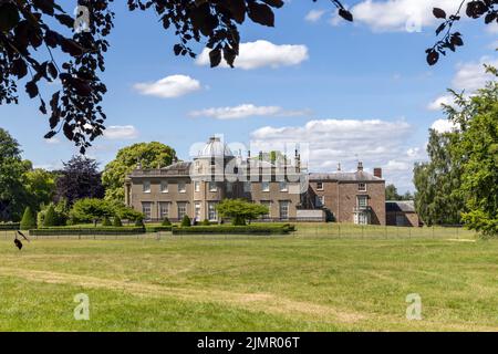 Vista posteriore di Scampston Hall, una delle più belle case di campagna regency nel North Yorkshire, Inghilterra. Foto Stock