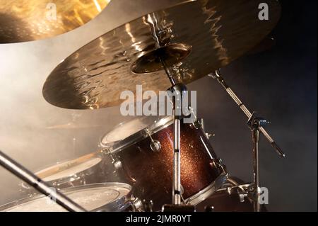 Parte di un drum kit su sfondo nero Foto Stock